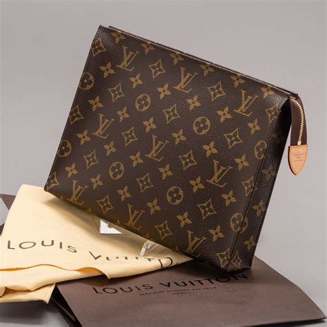 louis vuitton toiletry pouch 19 vs 26|Louis Vuitton monogram toiletry pouch 26.